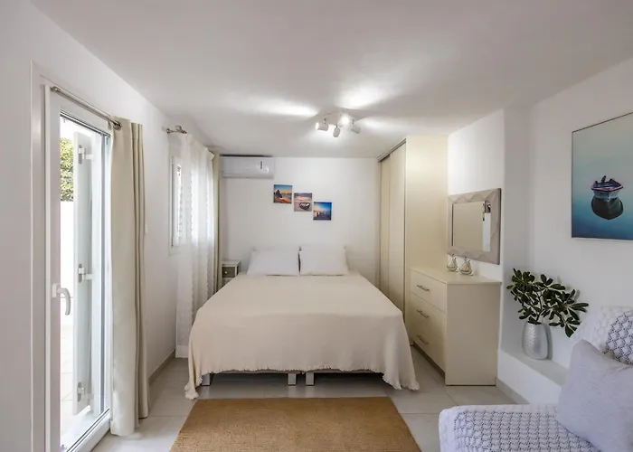 Lydia's West Αλυκή