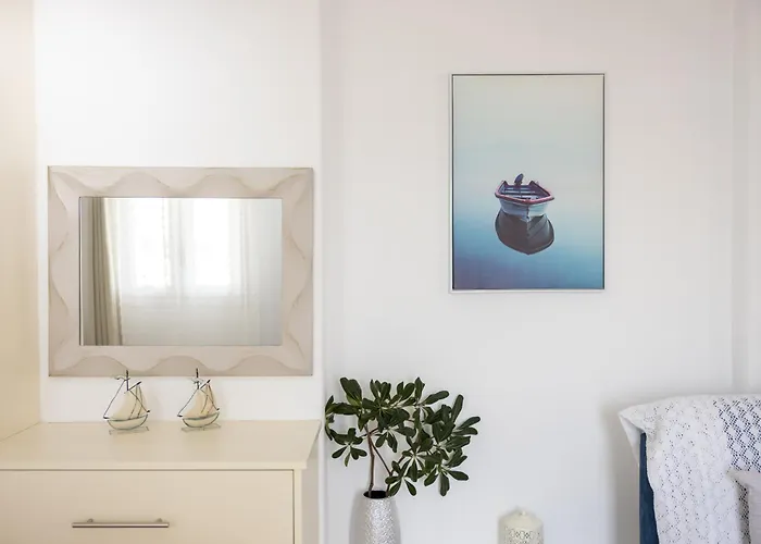 Lydia's West Αλυκή