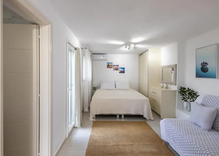 Lydia's West Aliki (Paros)